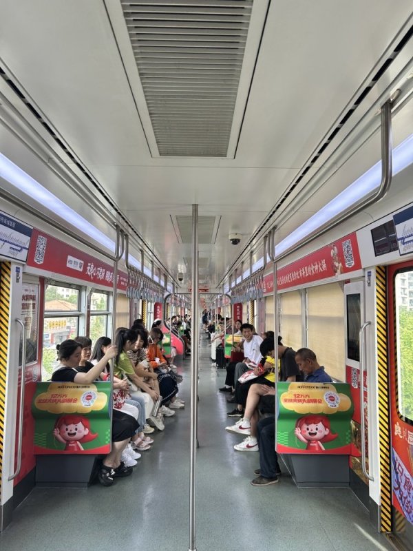 上阳网 热辣的重庆火锅专列，开往山城文旅消费新站点